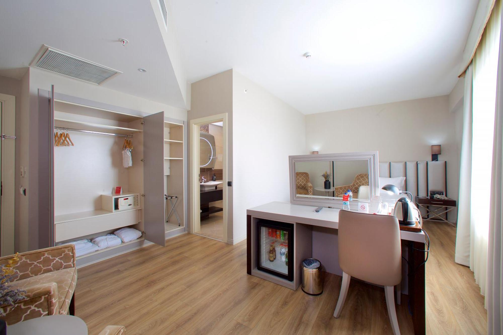 Hotel Ramada By Wyndham Soma Esterno foto